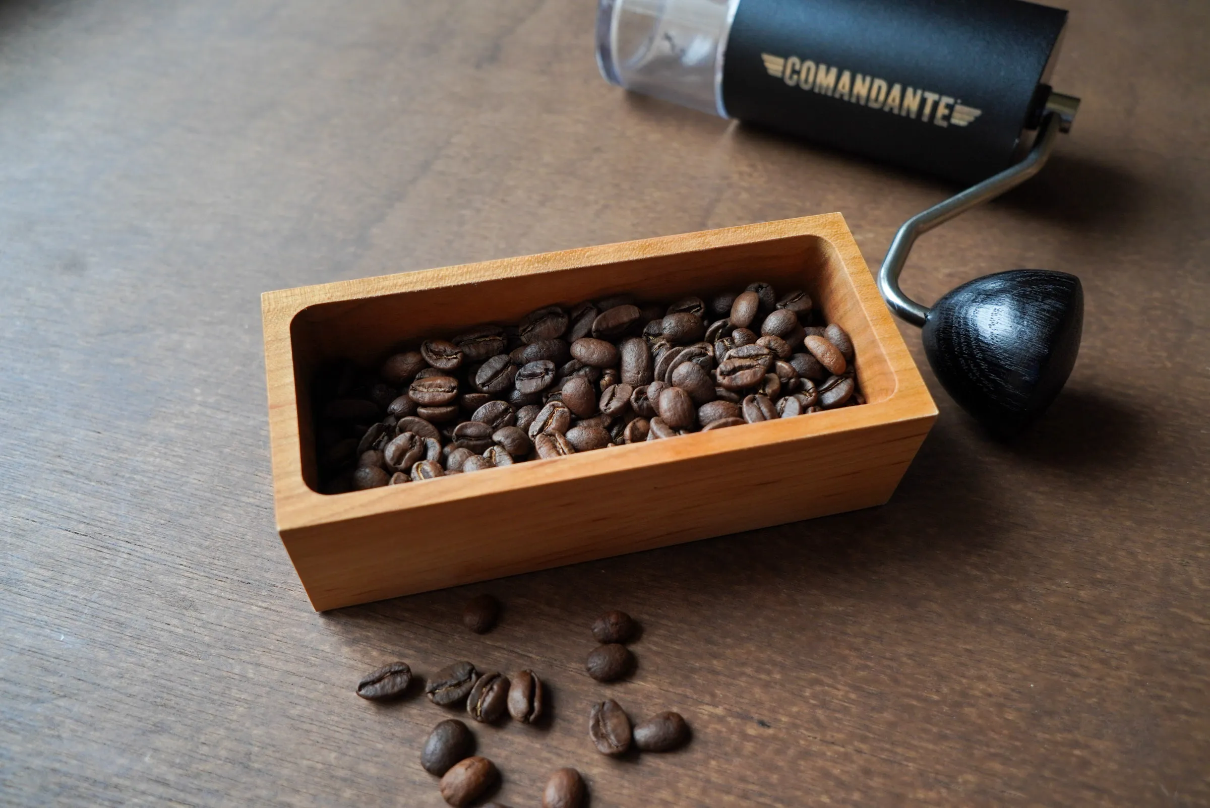木箱に入ったコーヒー豆