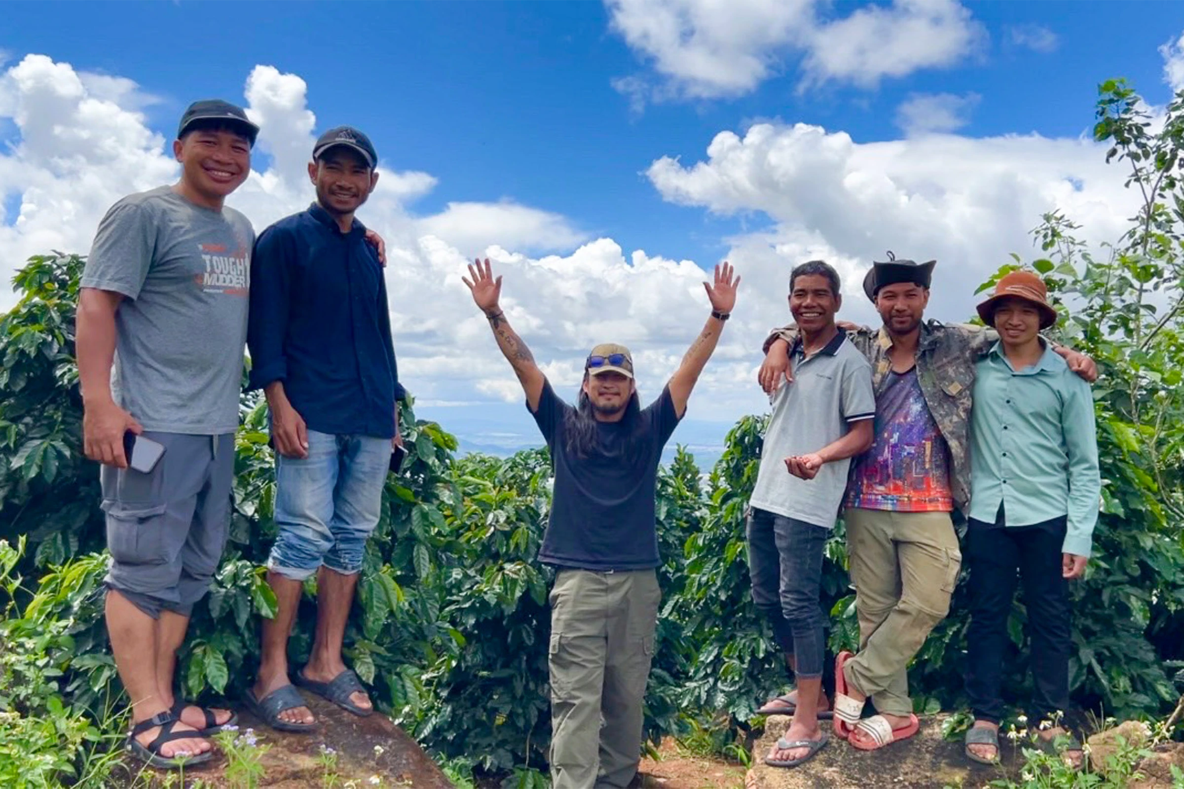 農園生産者と青空