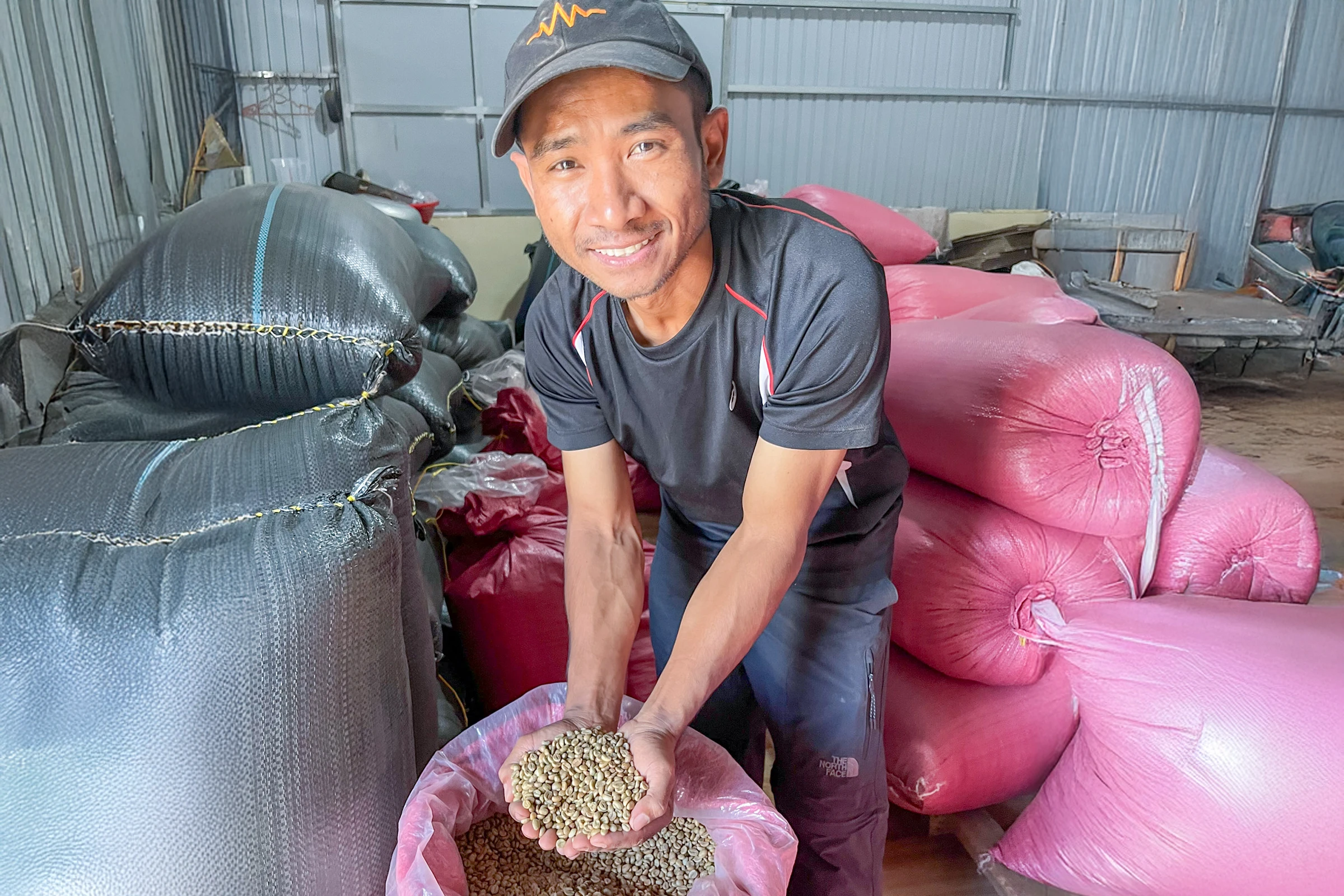 コーヒー生豆と生産者