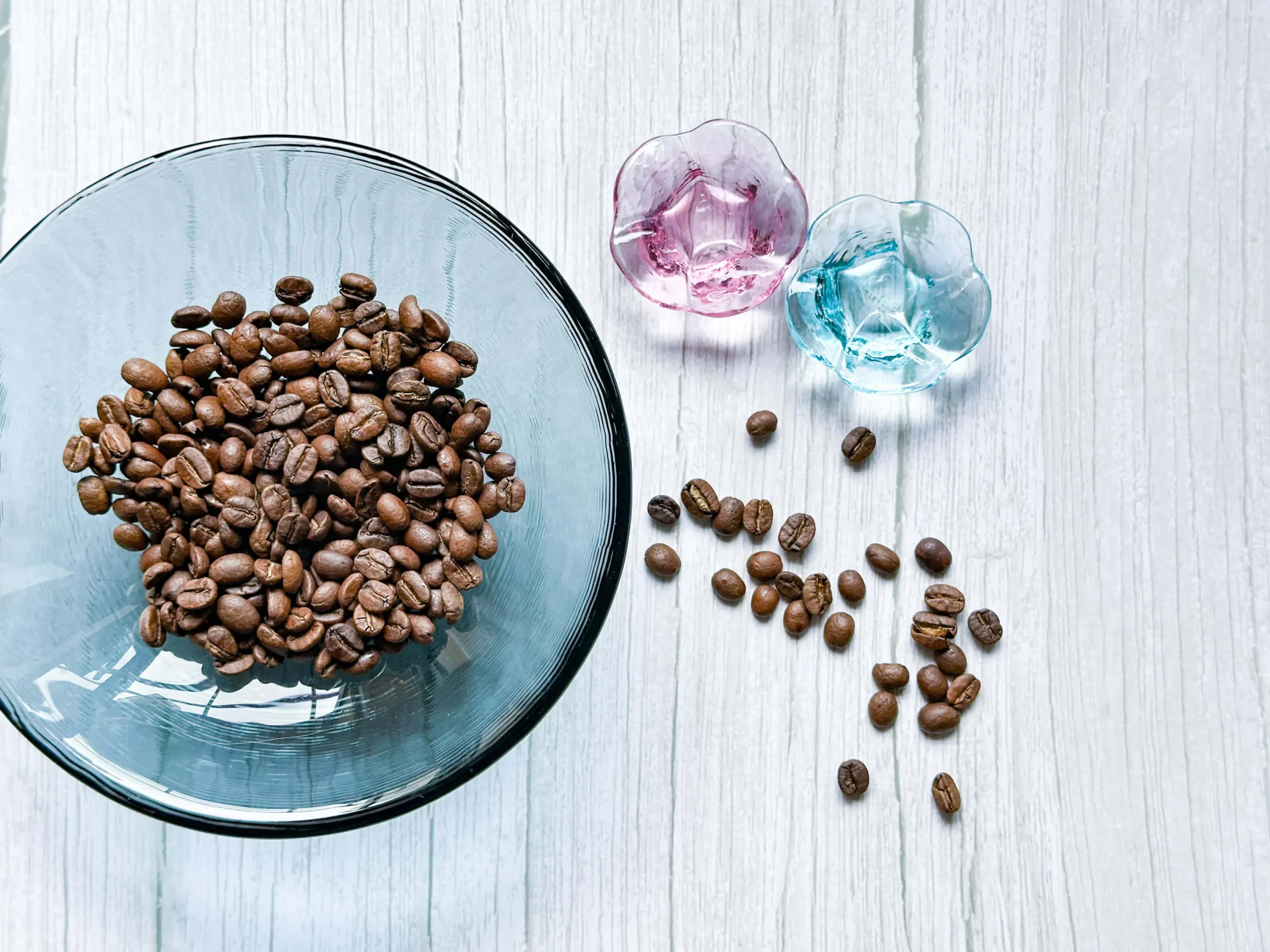 ガラスの器とコーヒー豆