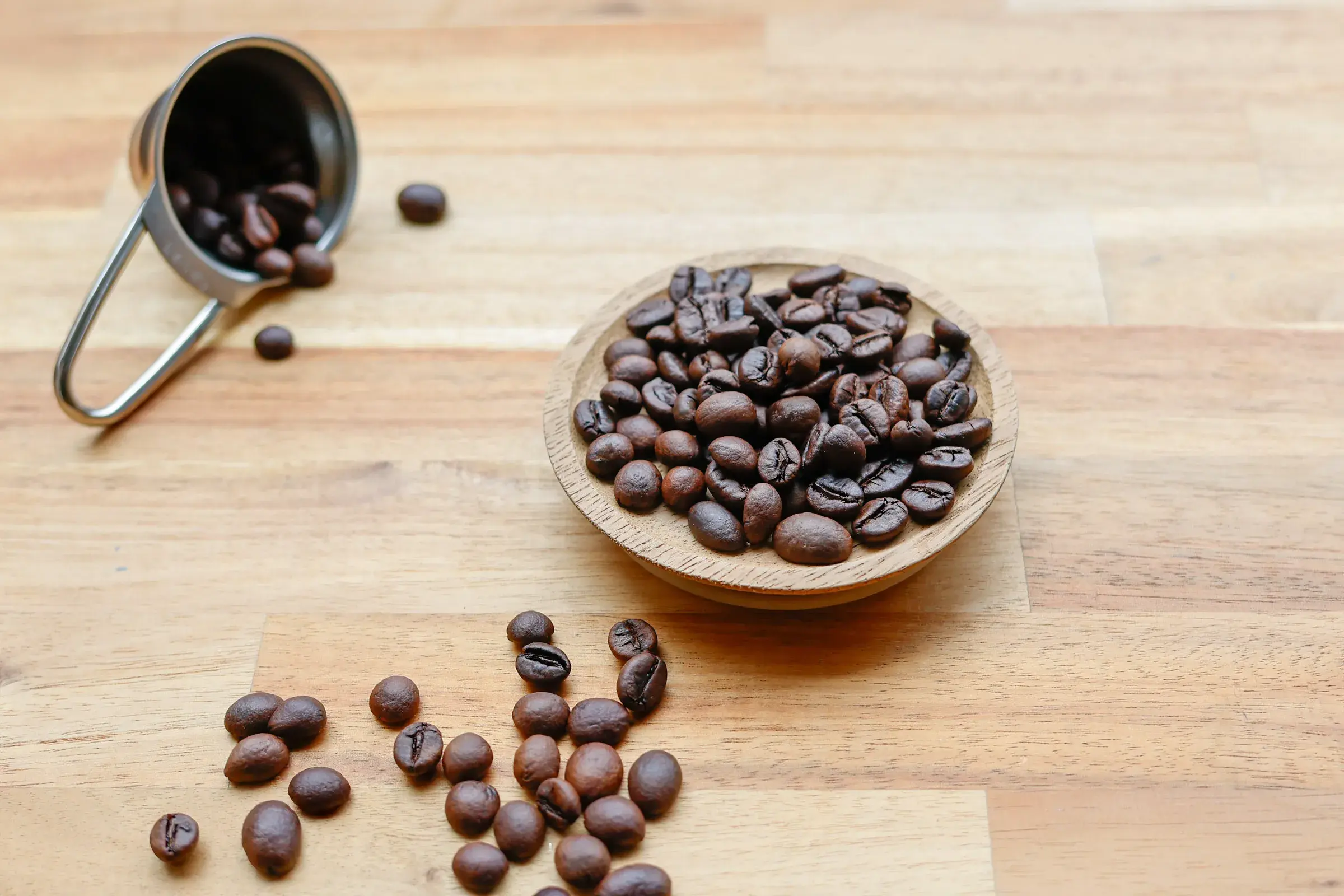 木皿に載った珈琲豆